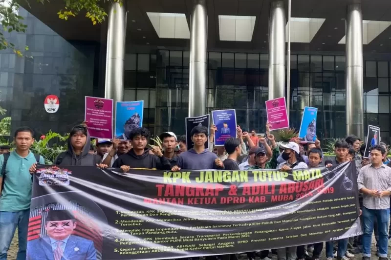 Barisan Rakyat Anti Korupsi (BARAAKSI) menggelar aksi unjuk rasa di depan Gedung Komisi Pemberantasan Korupsi (KPK)