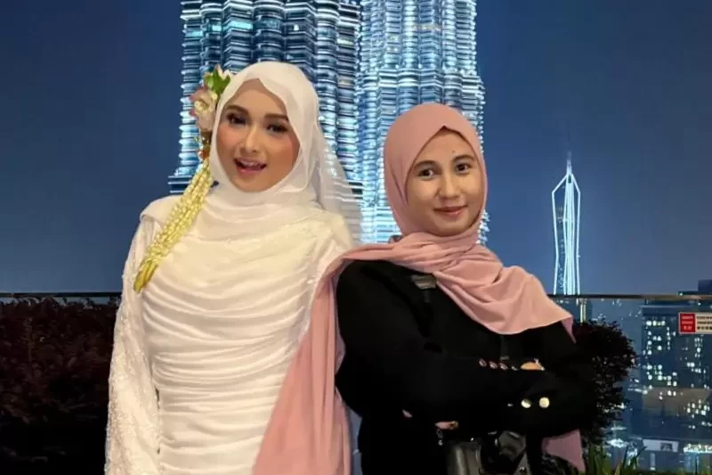 Elvin Eka Wanidia Utami (Baju Hitam) bersama kliennnya (baju putih) di Malaysia