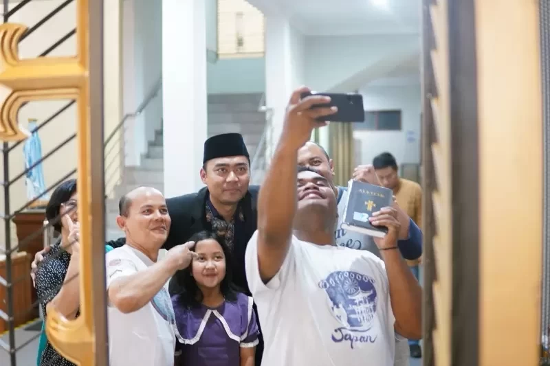 Staf Khusus Menteri Agama Republik Indonesia, Gugun Gumilar saat kunjungan ke Gereja Katolik Paroki Bunda Maria, Garut, Jawa Barat.