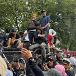 Ribuan penambang rakyat dari wilayah Poboya saat menggelar aksi unjuk rasa besar-besaran