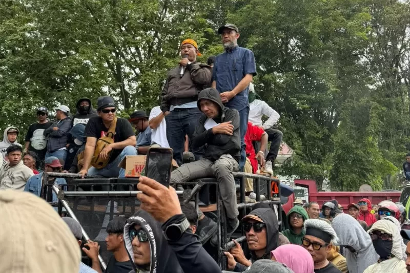 Ribuan penambang rakyat dari wilayah Poboya saat menggelar aksi unjuk rasa besar-besaran