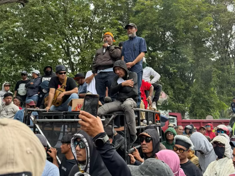 Ribuan penambang rakyat dari wilayah Poboya saat menggelar aksi unjuk rasa besar-besaran