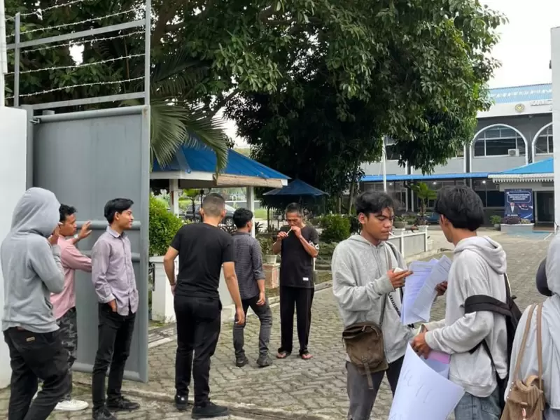Aliansi Kajian Advokasi Mahasiswa Sumatra Utara (AKAMSU) saat menggelar aksi