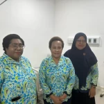 Direktur RSUD Sele Be Solu Sorong, drg. Susi Petronela Djitmau ditemani Kepala Seksi Pelayanan Medis Maria Kandam, S.Sit, Ners(Kiri), Kepala Instalasi Rawat Inap Zugi Kasiani, S.Kep. Ners (Kanan)