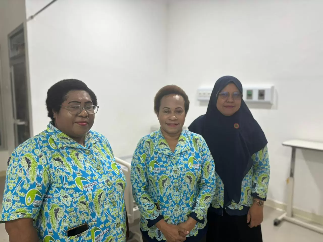 Direktur RSUD Sele Be Solu Sorong, drg. Susi Petronela Djitmau ditemani Kepala Seksi Pelayanan Medis Maria Kandam, S.Sit, Ners(Kiri), Kepala Instalasi Rawat Inap Zugi Kasiani, S.Kep. Ners (Kanan)
