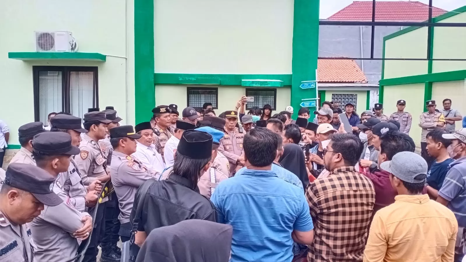 e2760cdb-9b7d-4811-8ade-de97f0feb2d7