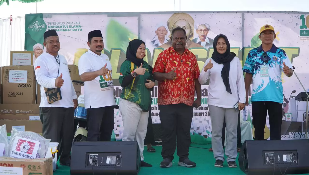 Gubernur Papua Barat Daya Elisa Kambu berfoto bersama dengan peraih Doorprice Umroh
