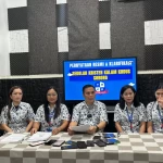 Ketua Yayasan Kristen Kalam Kudus Indonesia Cabang Sorong Budi Santoso (tengah) saat memberikan klarifikasi kepada awak media di lingkungan sekolah