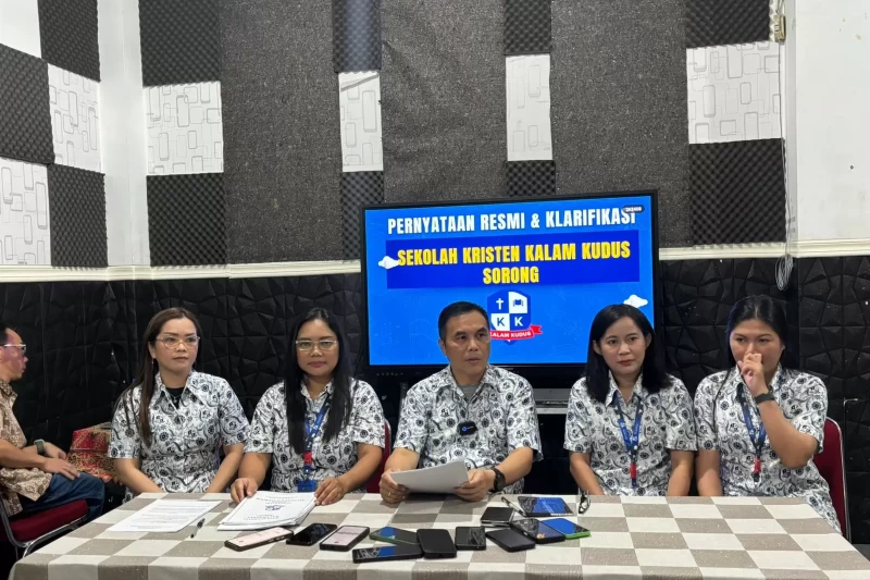 Ketua Yayasan Kristen Kalam Kudus Indonesia Cabang Sorong Budi Santoso (tengah) saat memberikan klarifikasi kepada awak media di lingkungan sekolah