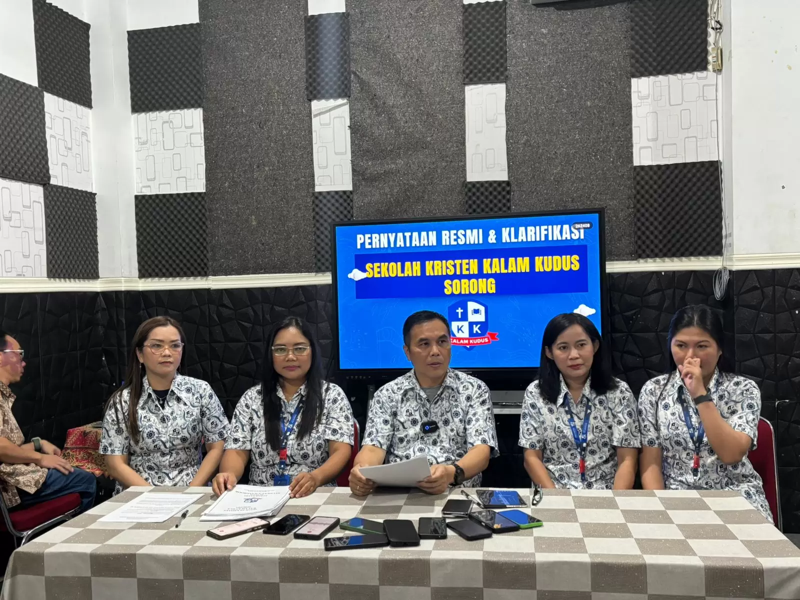 Ketua Yayasan Kristen Kalam Kudus Indonesia Cabang Sorong Budi Santoso (tengah) saat memberikan klarifikasi kepada awak media di lingkungan sekolah