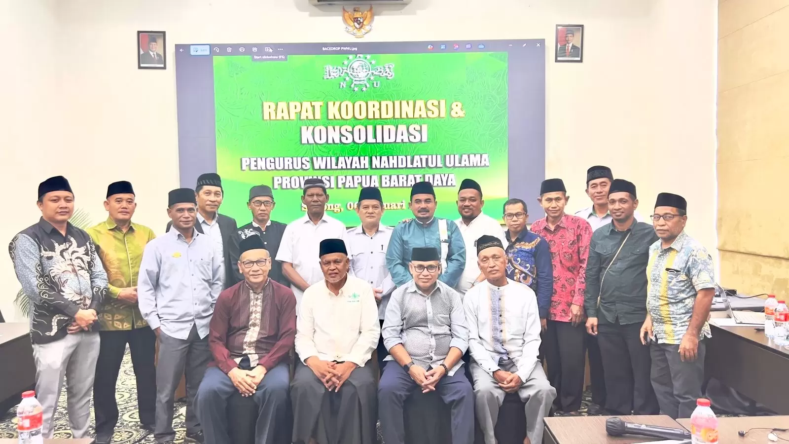 Pengurus Wilayah Nahdlatul Ulama (PWNU) Papua Barat Daya berfoto bersama usai menggelar rapat koordinasi bersama jajaran pengurus di Vega Hotel Sorong, Kota Sorong, Selasa (6:1:2026)