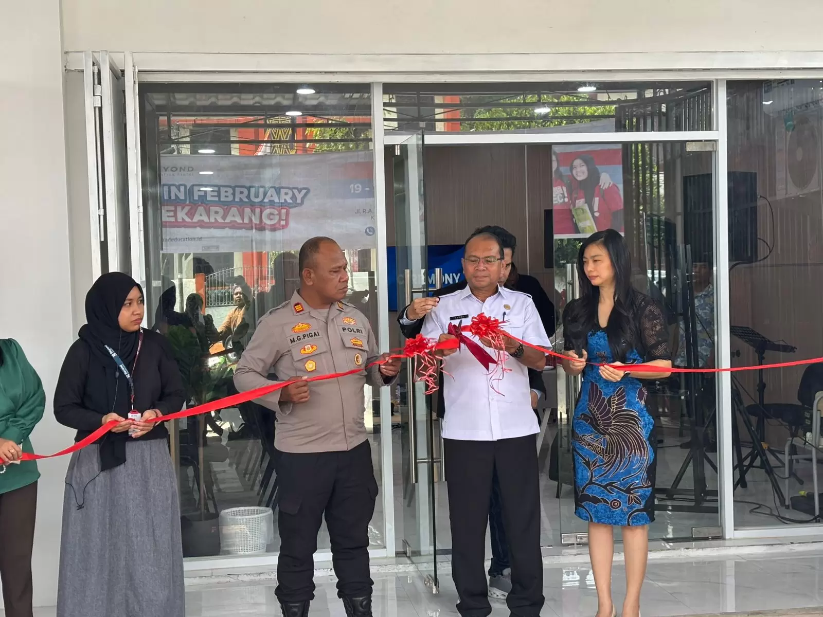 Plt Sekda Kota Sorong Ruddy R. Laku saat memotong pita pada peresmian Beyond cabang kampung baru. (Dok. Kabarbaru)