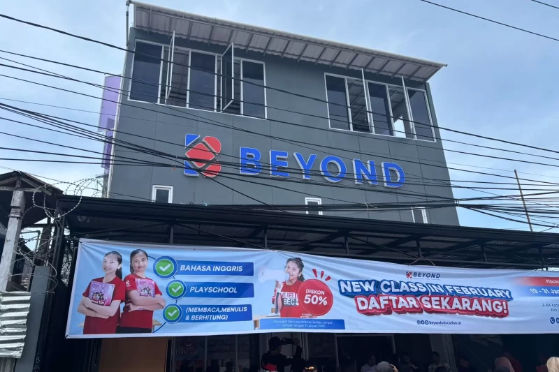 Tampak depan gedung Beyond di kampung baru yang resmi di buka pada Rabu 20 Januari 2026. (Dok. Kabarbaru)