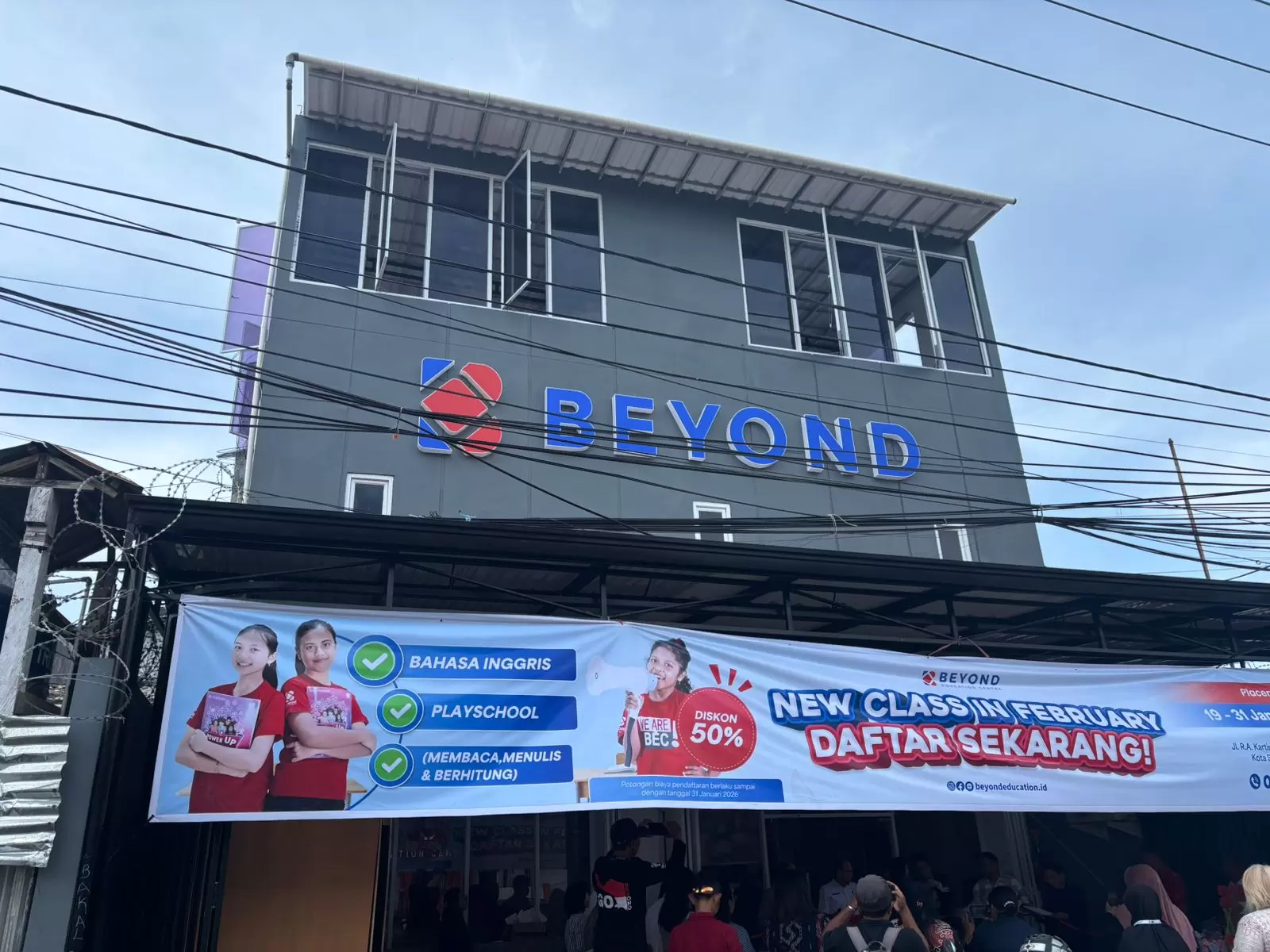 Tampak depan gedung Beyond di kampung baru yang resmi di buka pada Rabu 20 Januari 2026. (Dok. Kabarbaru)