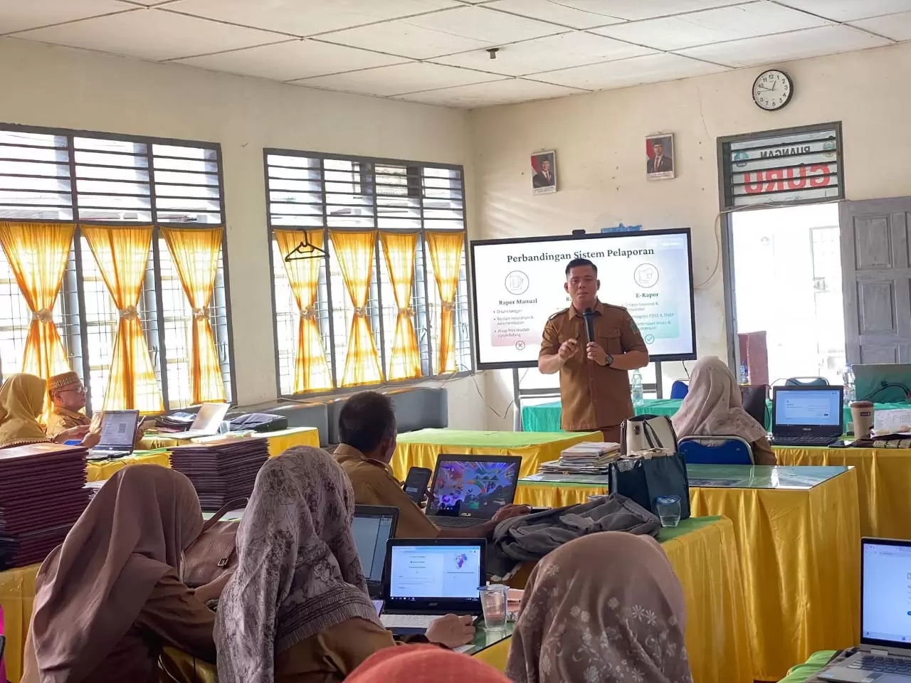 Pemaparan materi dalam kegiatan In House Training (IHT) lanjutan bersama Muttaqin Kholis Ali