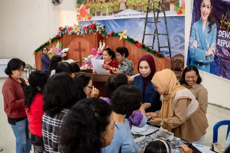 Sosialisasi serta pembagian kacamata baca bagi kelompok lansia GKE Yerusalem