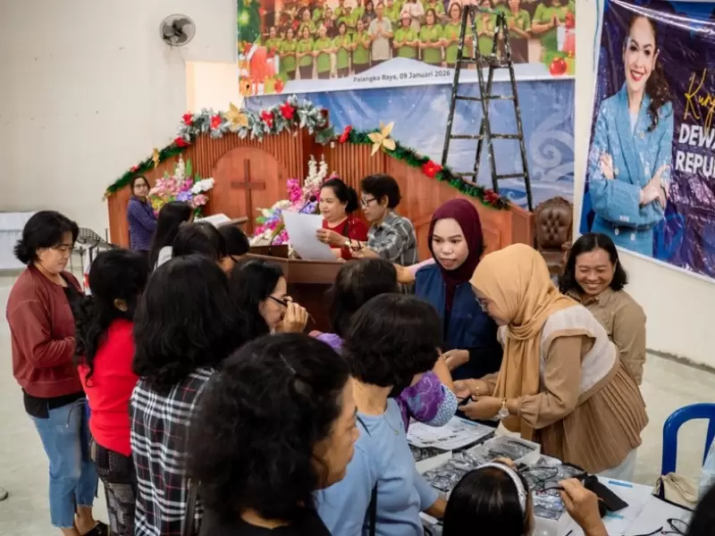 Sosialisasi serta pembagian kacamata baca bagi kelompok lansia GKE Yerusalem