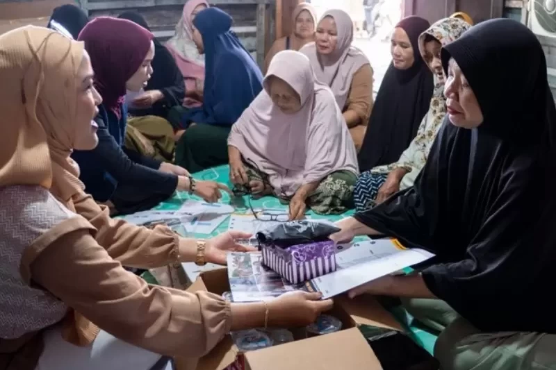 Kegiatan sosialisasi, serta pembagian kacamata baca bagi masyarakat Puntun IV