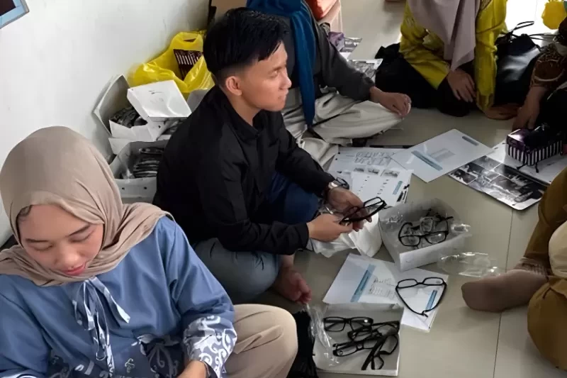 Kegiatan sosialisasi dan pembagian kacamata baca bagi masyarakat di Jalan Pinus VIII