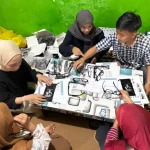 Pembagian kacamata baca bagi masyarakat di Jalan Simpati VII, Kelurahan Bukit Tunggal