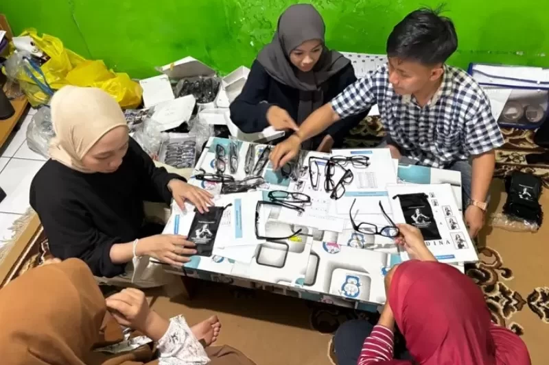 Pembagian kacamata baca bagi masyarakat di Jalan Simpati VII, Kelurahan Bukit Tunggal