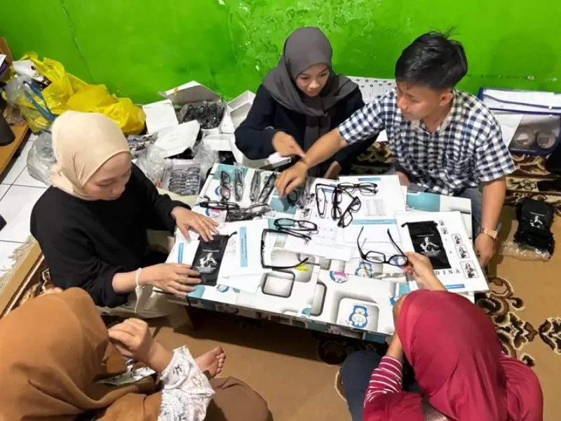 Pembagian kacamata baca bagi masyarakat di Jalan Simpati VII, Kelurahan Bukit Tunggal
