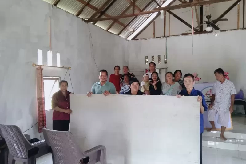 Penyerahan bantuan plafon untuk renovasi Gereja GKSI Imanuel