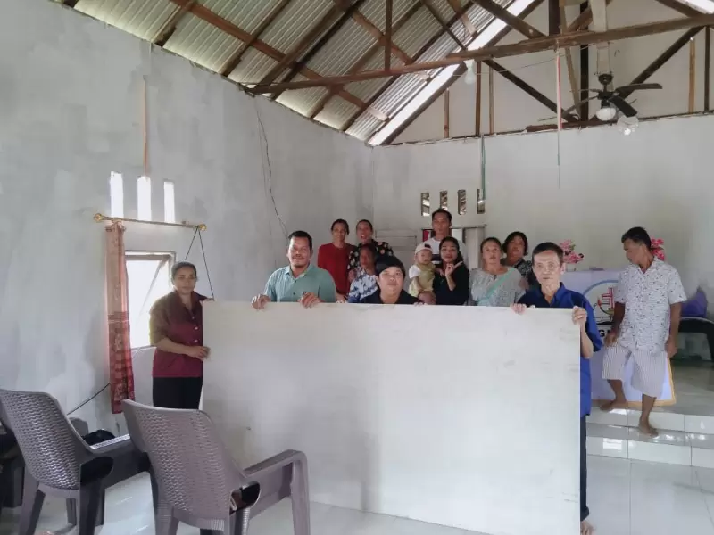 Penyerahan bantuan plafon untuk renovasi Gereja GKSI Imanuel