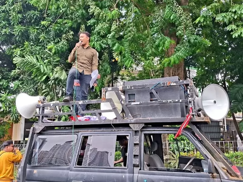 Koordinator Aksi Masyarakat Anti Korupsi dan Kolusi Indonesia (MAKKI), Bimantika, berorasi Kejaksaan Agung RI