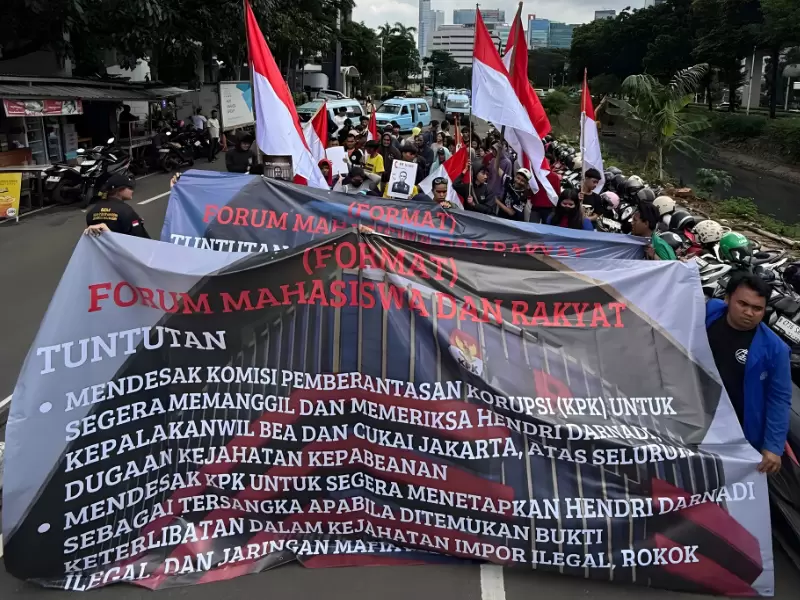 Forum Mahasiswa dan Rakyat (FORMAT) menggelar aksi unjuk rasa di Depan KPK