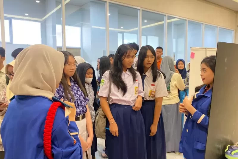 Suasana Penerimaan Siswa Baru (PSB) Hari Perdana SMA Labschool Ciracas