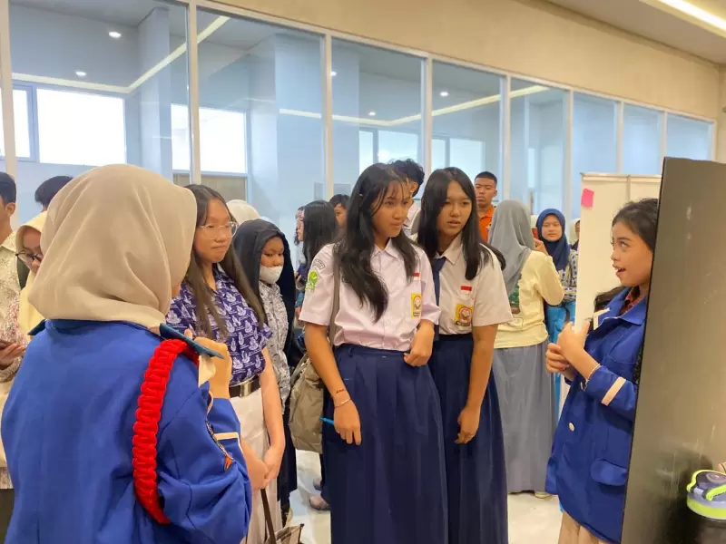 Suasana Penerimaan Siswa Baru (PSB) Hari Perdana SMA Labschool Ciracas