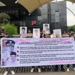 Aliansi Gerakan Rakyat Anti Korupsi (GERAK) saat aksi didepan Gedung Merah Putih KPK.