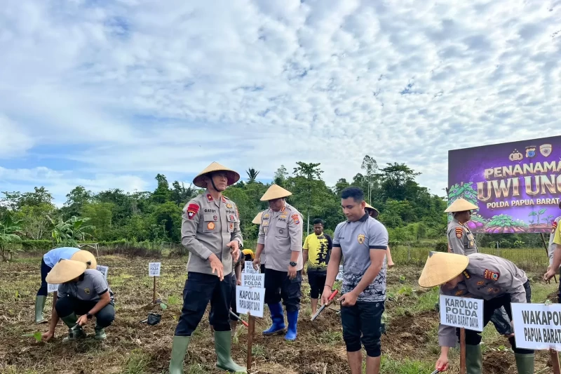 Kapolda Papua Barat Daya Pimpin Penanaman Uwi Ungu di Lahan Mapolda
