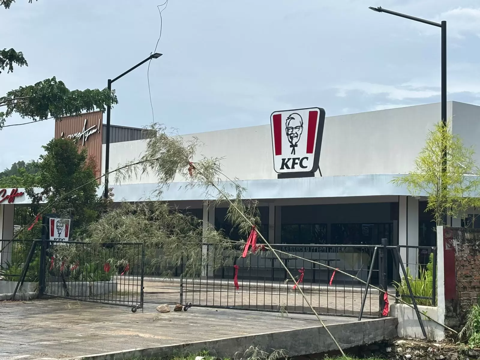 KFC Drive Thru Jalan Ahmad Yani Sorong Dipalang