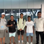Manajer Putra Doom FC, Rinoldy Rumfeka saat mengantarkan kedua pemain putra Doom Dacosta Alowius Batmomolin dan David Marthin Yarollo di Bandara DEO Sorong