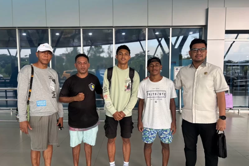 Manajer Putra Doom FC, Rinoldy Rumfeka saat mengantarkan kedua pemain putra Doom Dacosta Alowius Batmomolin dan David Marthin Yarollo di Bandara DEO Sorong