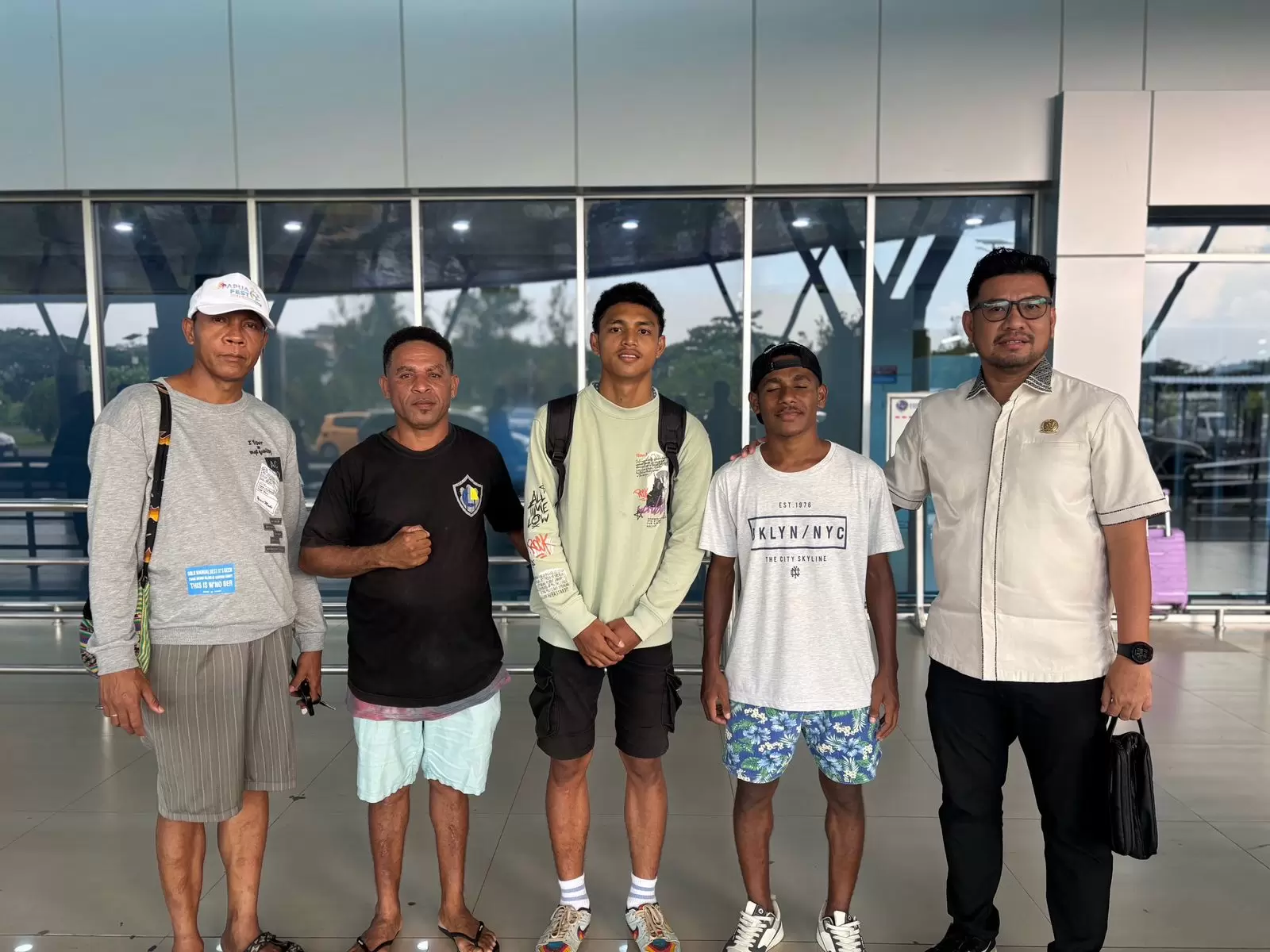 Manajer Putra Doom FC, Rinoldy Rumfeka saat mengantarkan kedua pemain putra Doom Dacosta Alowius Batmomolin dan David Marthin Yarollo di Bandara DEO Sorong