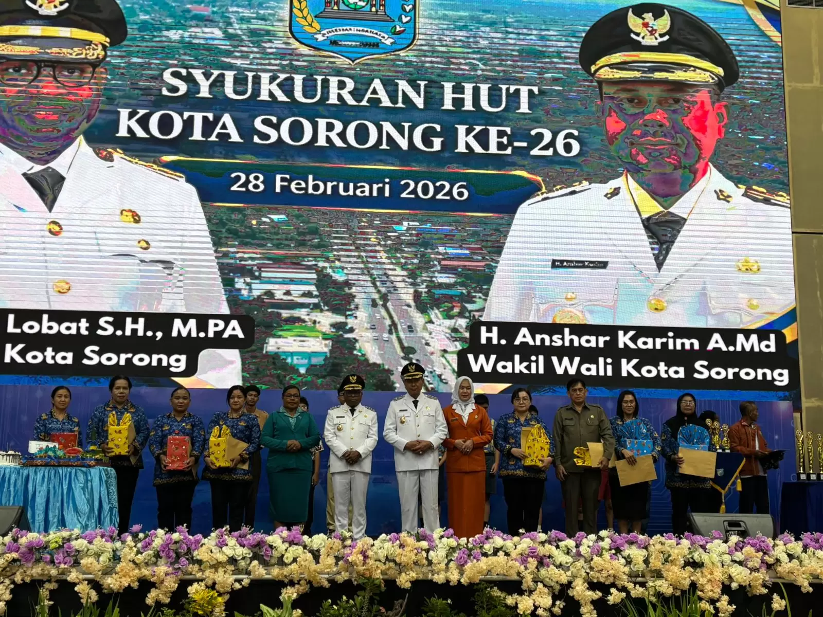 Para Penerima Award Berfoto bersama dengan Wali Kota dan Wakil Wali Kota Sorong 