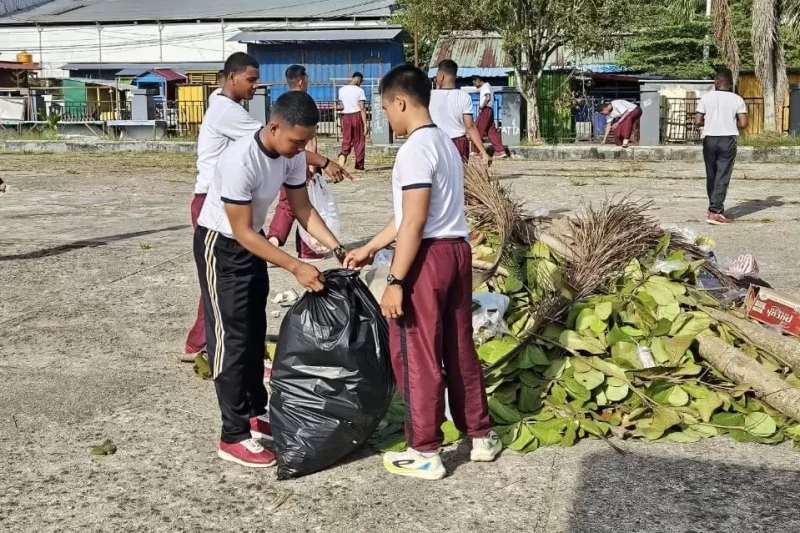Polda Papua Barat Daya Gelar Kerja Bakti Bersihkan Alun-alun Aimas