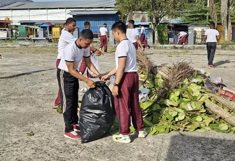 Polda Papua Barat Daya Gelar Kerja Bakti Bersihkan Alun-alun Aimas