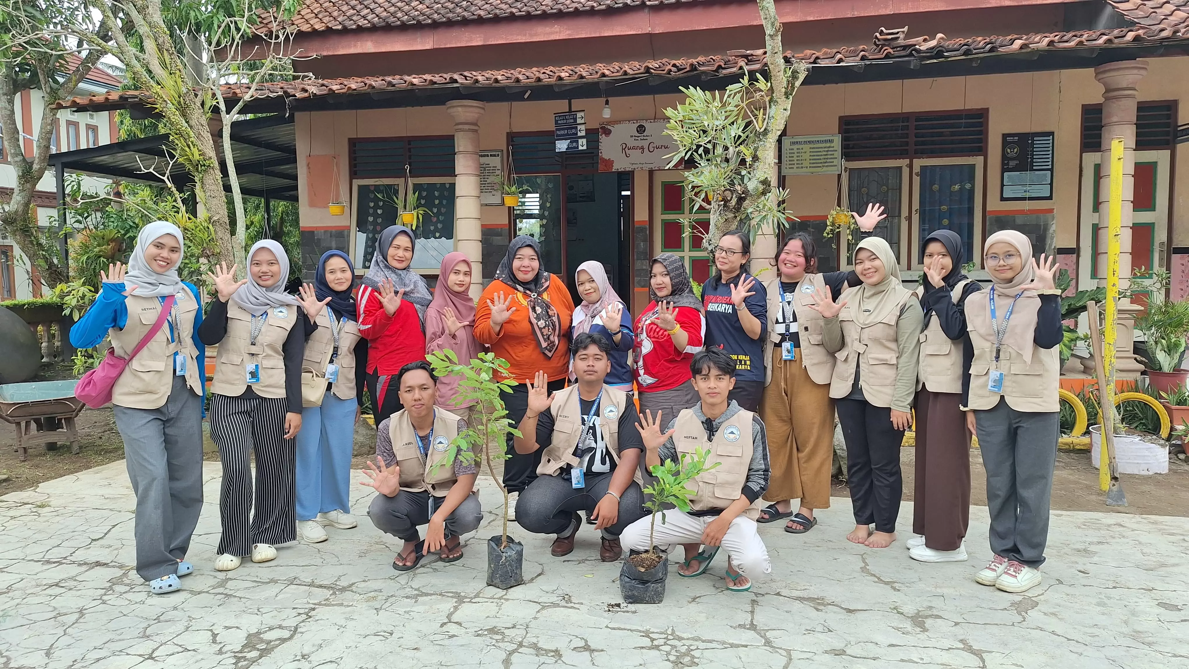 Penanaman Bibit Pohon di SD N Gulon 5