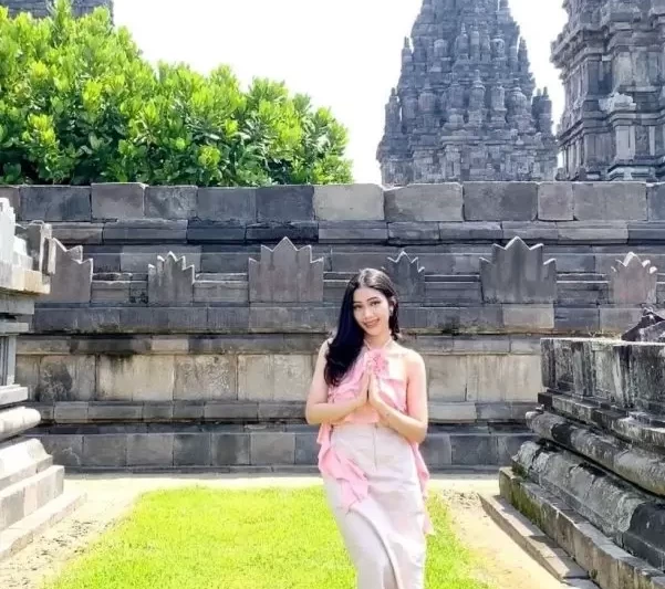 Cut_Novia_Owner_Glow-Wow_optimized_300-1-601x800