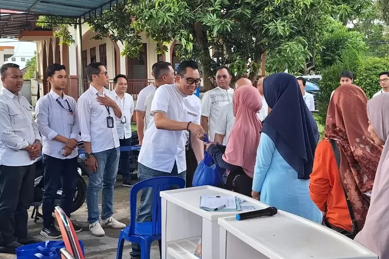 Pemberian Paket Sembako dalam Acara Ramadan Berbagi BRI