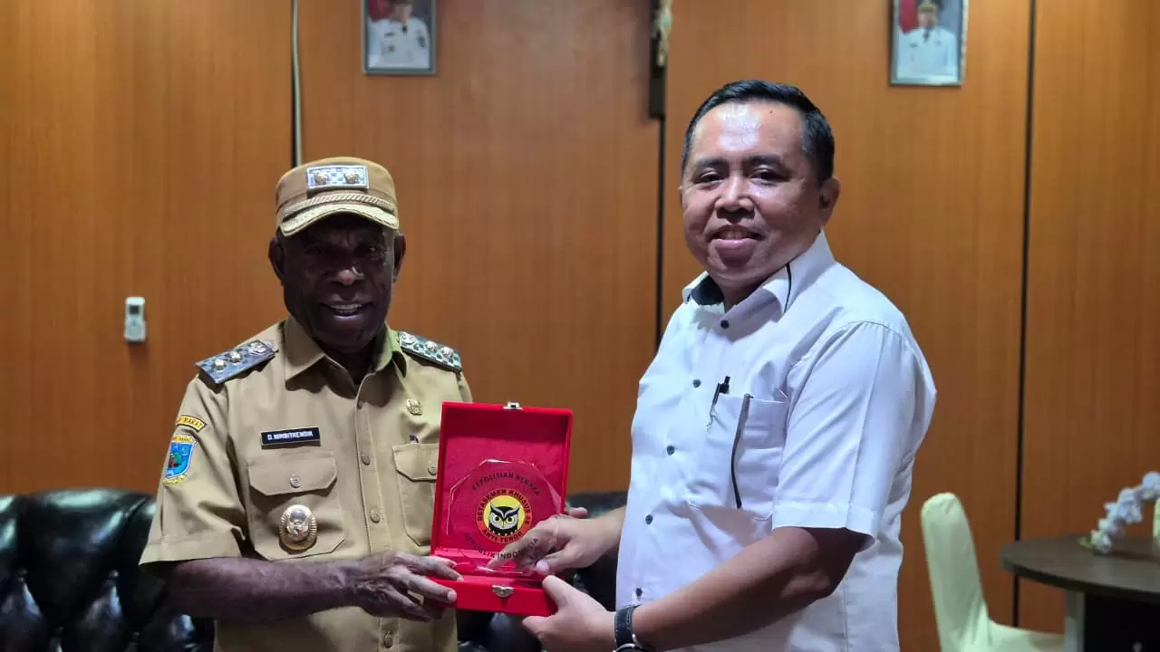 Kasatgaswil Papua Barat, KBP Gede Suardana menyerahkan cenderamata Kepada Wakil Bupati Fakfak, Donatus Nimbitkendik