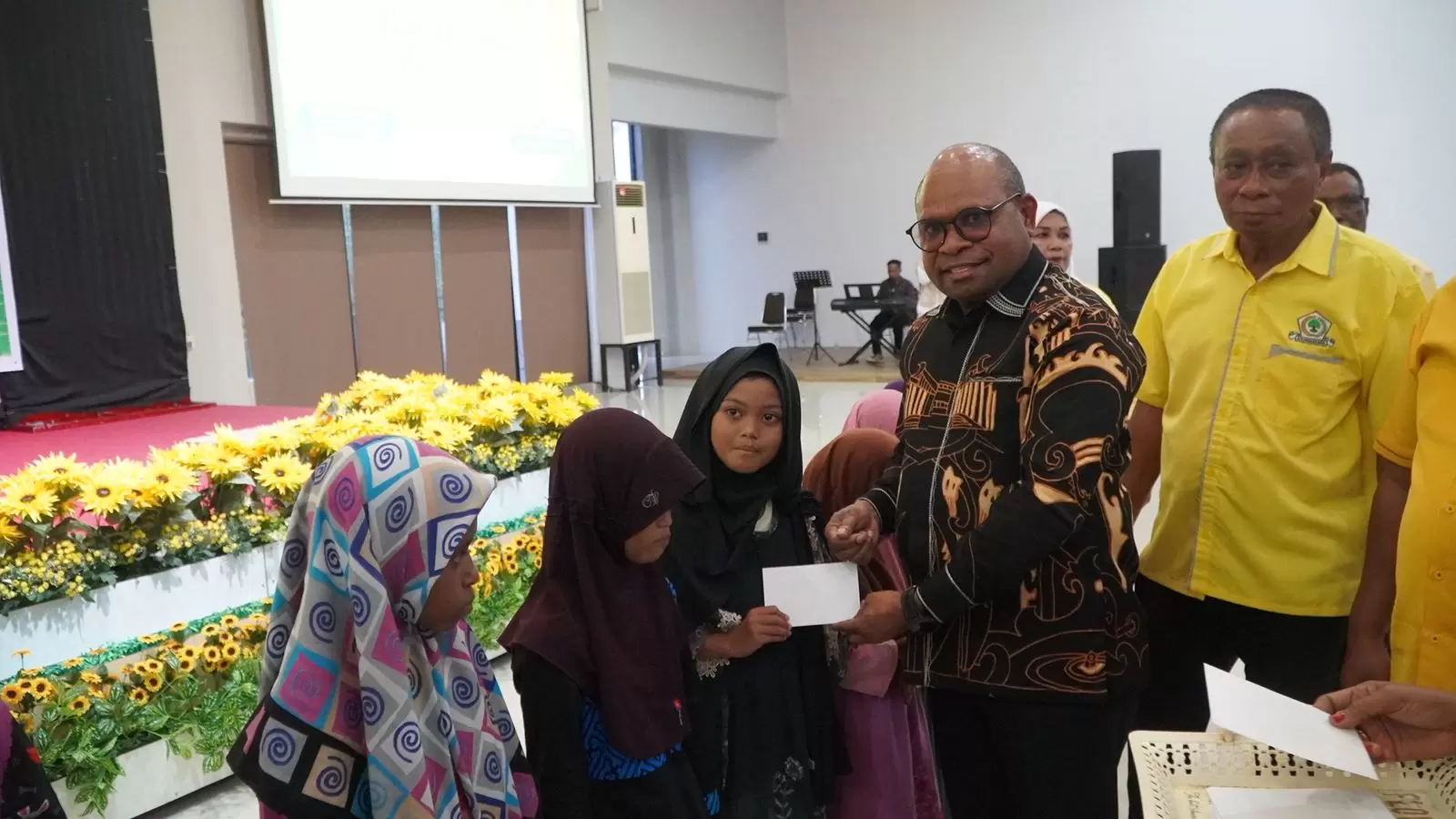 Ketua Umum DPD Partai Golkar Papua Barat Daya, Septinus Lobat, menyantuni anak yatim piatu dalam kegiatan buka puasa bersama yang digelar di Kota Sorong