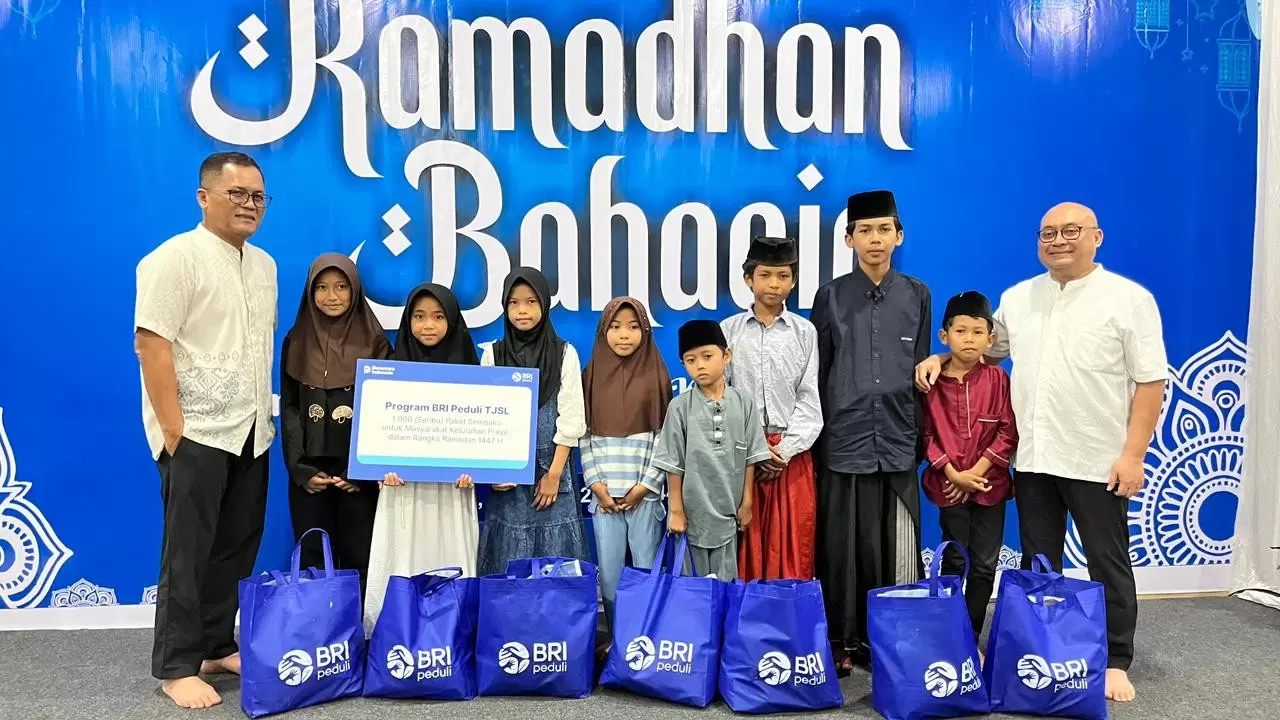 Pemberian Paket Sembako dalam Acara Ramadan Berbagi BRI