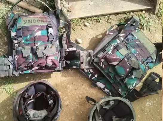 Ransel dan helem personil Yonmar di lokasi kontak tembak (Dok. Istimewa)