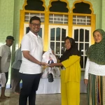 Rinoldy Rumfeka Salurkan Sembako untuk Janda dan Yatim Pulau Doom