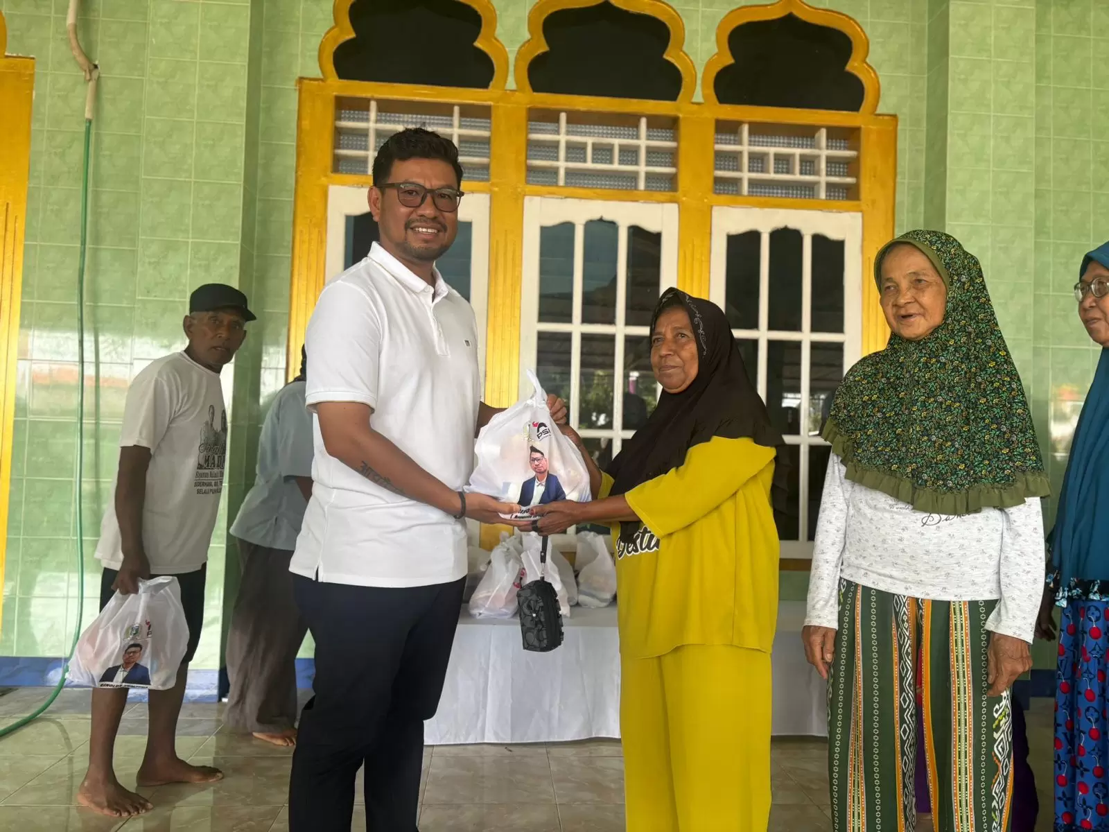 Rinoldy Rumfeka Salurkan Sembako untuk Janda dan Yatim Pulau Doom